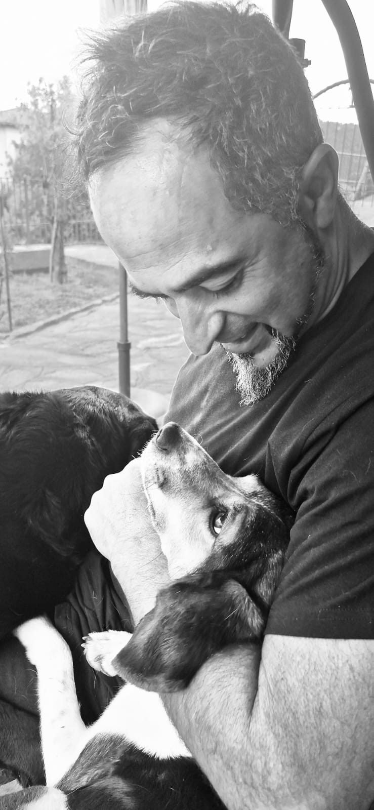 Moisés Vital con sus perros